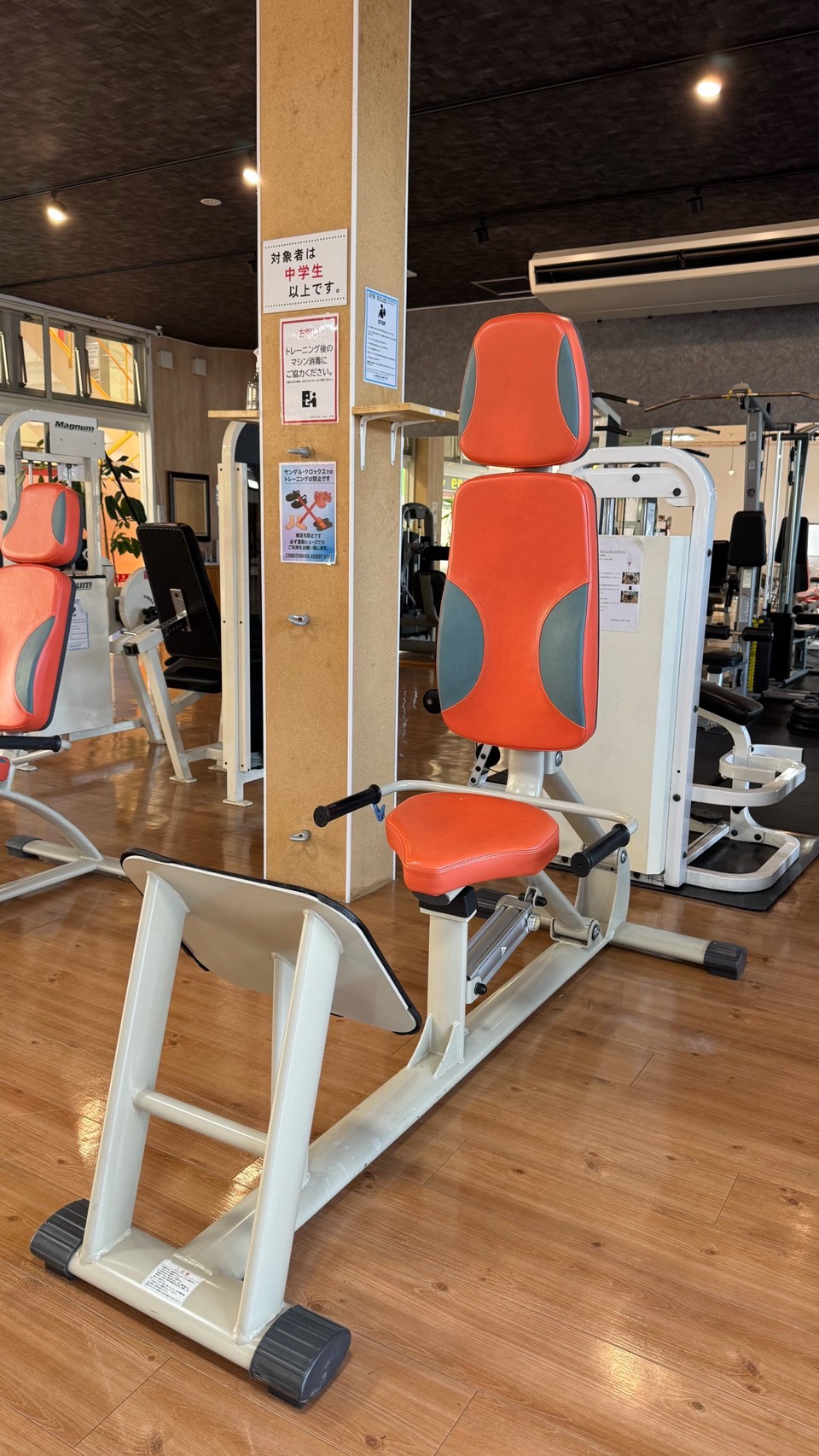 油圧式トレーニングマシン1
